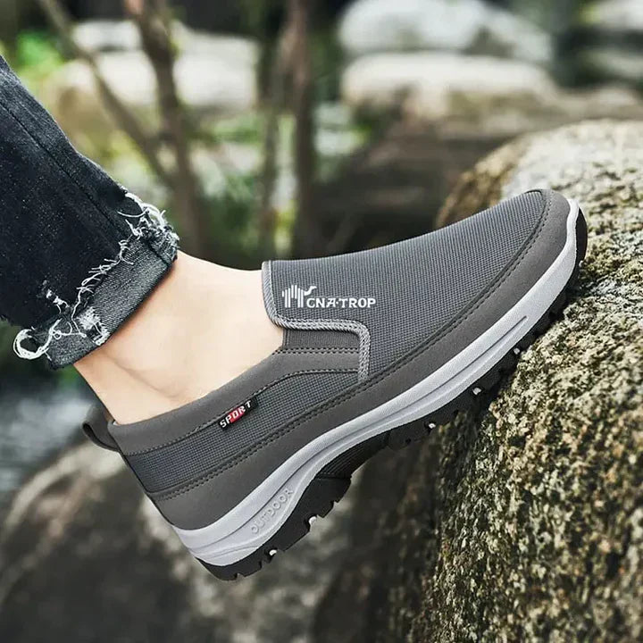 "Comfortabele orthopedische loafers voor mannen, veterloos design, bruine suède afwerking, slip-on gemak en ademend materiaal