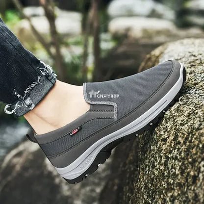 "Comfortabele orthopedische loafers voor mannen, veterloos design, bruine suède afwerking, slip-on gemak en ademend materiaal