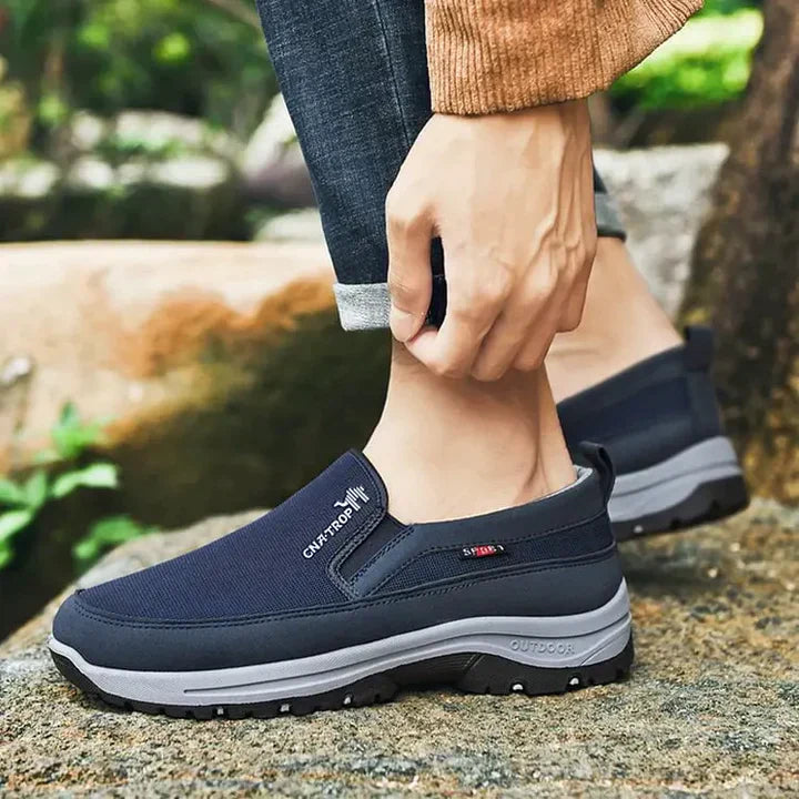 "Comfortabele orthopedische loafers voor mannen, veterloos design, bruine suède afwerking, slip-on gemak en ademend materiaal
