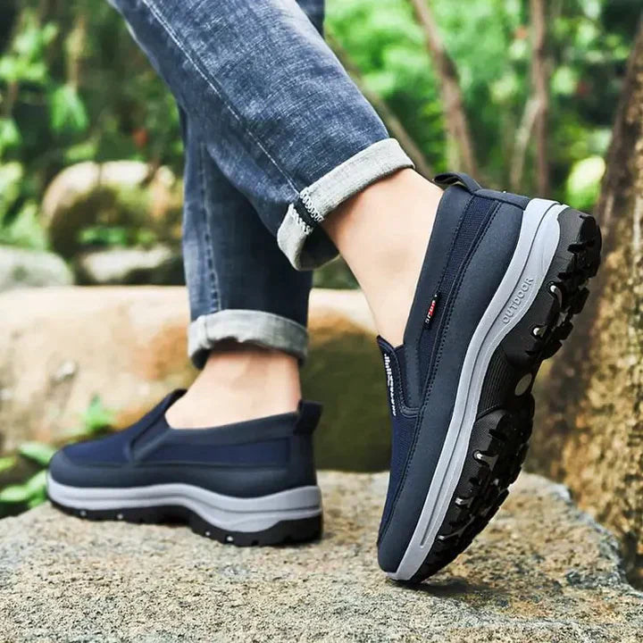 "Comfortabele orthopedische loafers voor mannen, veterloos design, bruine suède afwerking, slip-on gemak en ademend materiaal