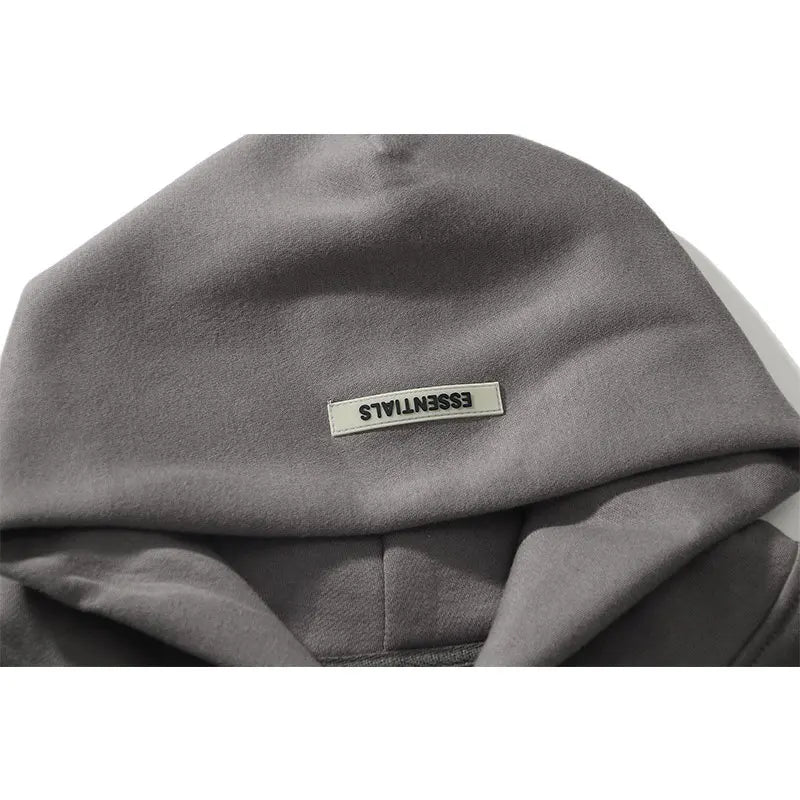 "Comfortabele oversized Essentials Hoodie met ruime capuchon en buidelzak voor dames, ideaal voor streetwear-look."