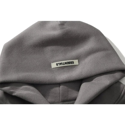 "Comfortabele oversized Essentials Hoodie met ruime capuchon en buidelzak voor dames, ideaal voor streetwear-look."