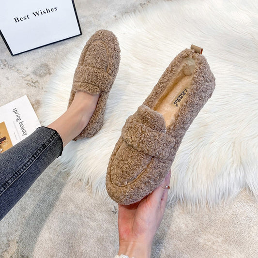 "Comfortabele pluche pantoffels voor dames, zacht en stijlvol, ideaal voor herfst en winter, met flexibele pasvorm."