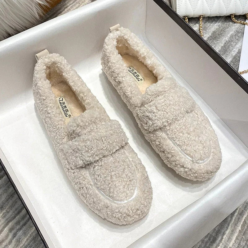 "Comfortabele pluche pantoffels voor dames, zacht en stijlvol, ideaal voor herfst en winter, met flexibele pasvorm."
