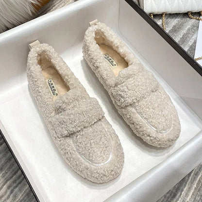 "Comfortabele pluche pantoffels voor dames, zacht en stijlvol, ideaal voor herfst en winter, met flexibele pasvorm."