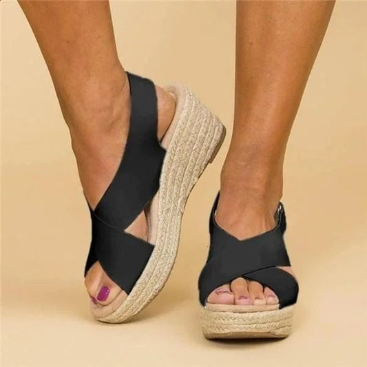 "Comfortabele sleehak sandalen met elastische bandjes, ideaal voor casual en formele gelegenheden. Verkrijgbaar in diverse kl