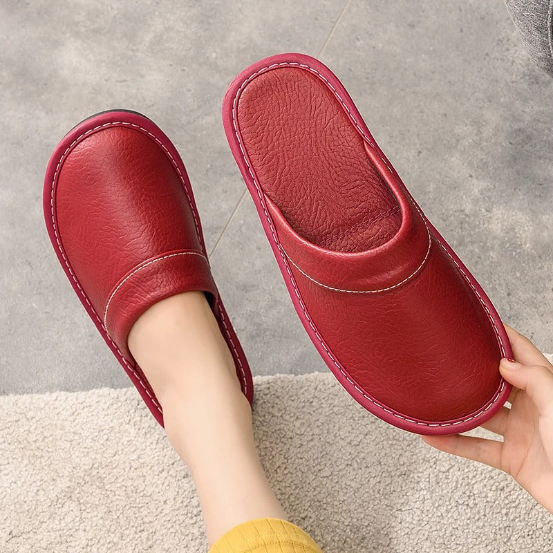 Comfortabele vegan leren pantoffels, luxe uitstraling, perfect voor thuisontspanning, met stijlvolle details en hoogwaardige 