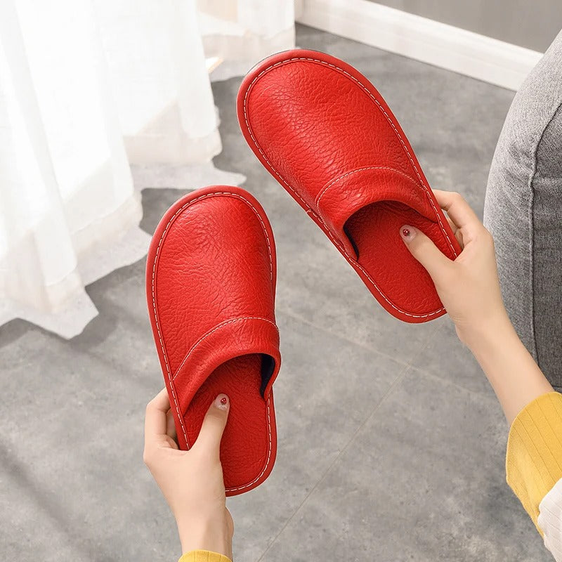 Comfortabele vegan leren pantoffels, luxe uitstraling, perfect voor thuisontspanning, met stijlvolle details en hoogwaardige 