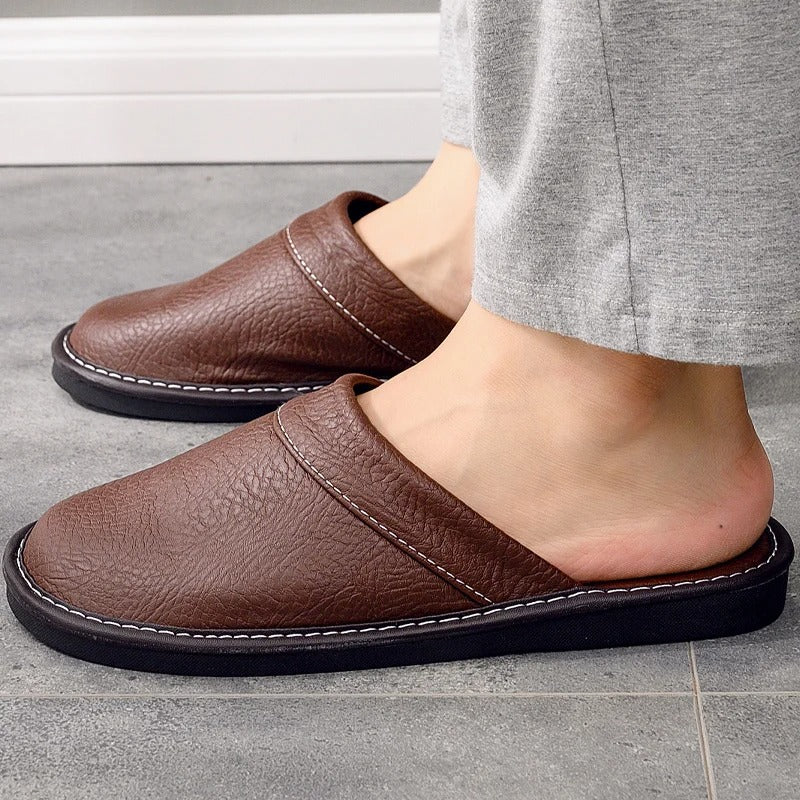 Comfortabele vegan leren pantoffels, luxe uitstraling, perfect voor thuisontspanning, met stijlvolle details en hoogwaardige 
