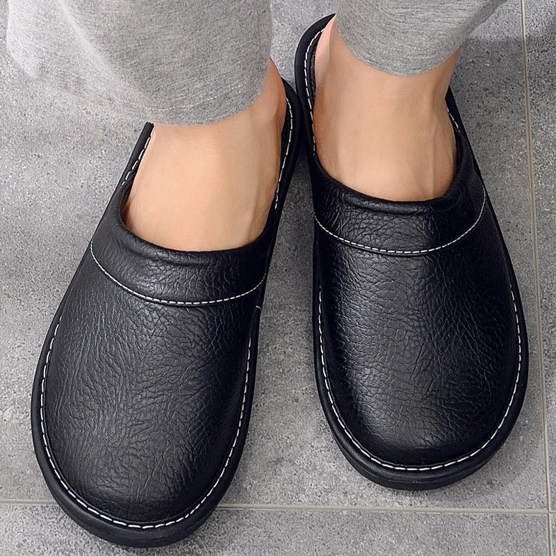 Comfortabele vegan leren pantoffels, luxe uitstraling, perfect voor thuisontspanning, met stijlvolle details en hoogwaardige 