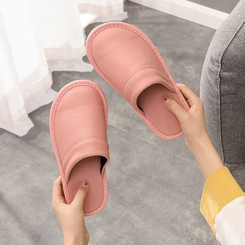 Comfortabele vegan leren pantoffels, luxe uitstraling, perfect voor thuisontspanning, met stijlvolle details en hoogwaardige 