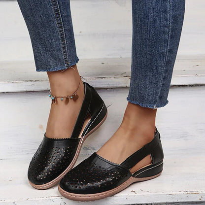 "Comfortabele vintage dames instap wedges sandalen met uitgesneden design en subtiele wedge hak, ideaal voor de zomer."