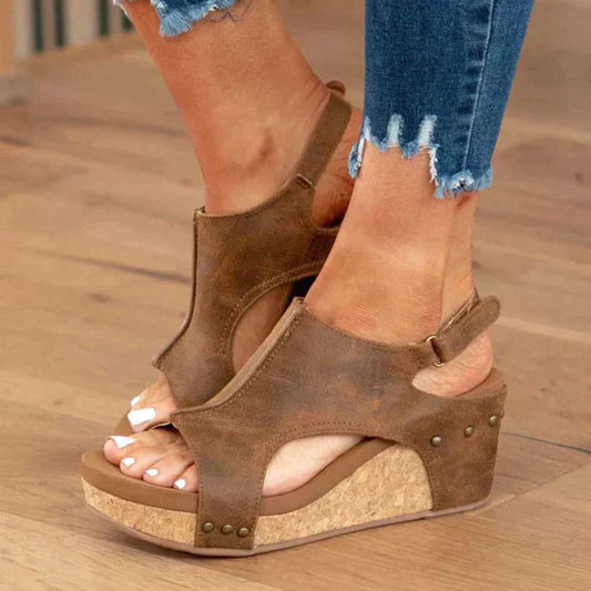 "Comfortabele zomersandalen voor dames met orthopedische sleehak, elegant design en ademend materiaal voor lange wandelingen.