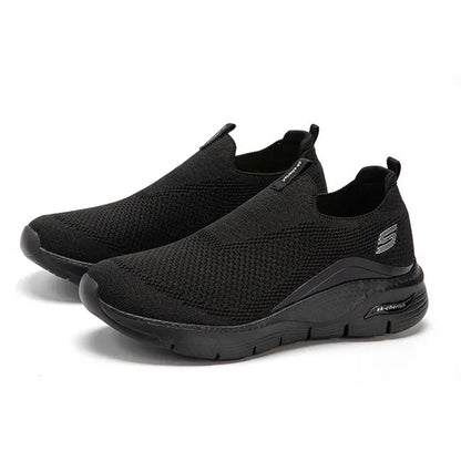 "Comfortabele zwarte slip-on sneakers voor dames, minimalistisch design, ademend materiaal, ideale casual schoenen."