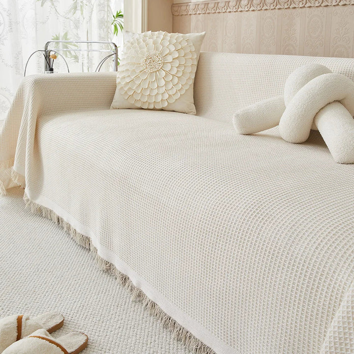 Stijlvolle beige/khaki ComfortWeave bankhoes voor een fris woonkamer interieur. Duurzame bankbescherming van polyester.