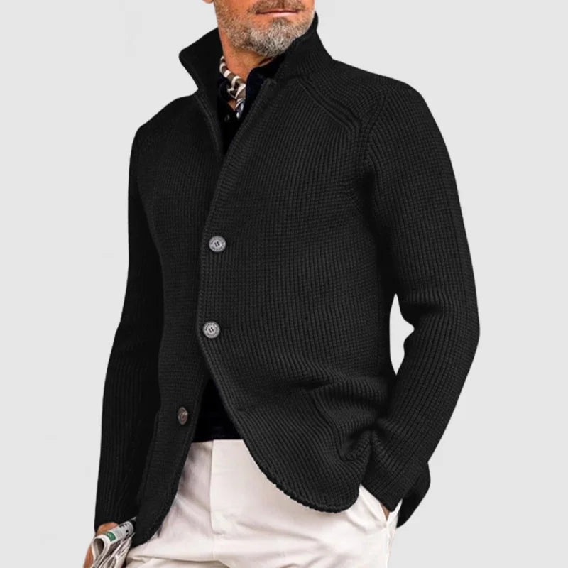 Man draagt tijdloos gebreid heren vest, casual en stijlvol. Warm voor koude dagen.
