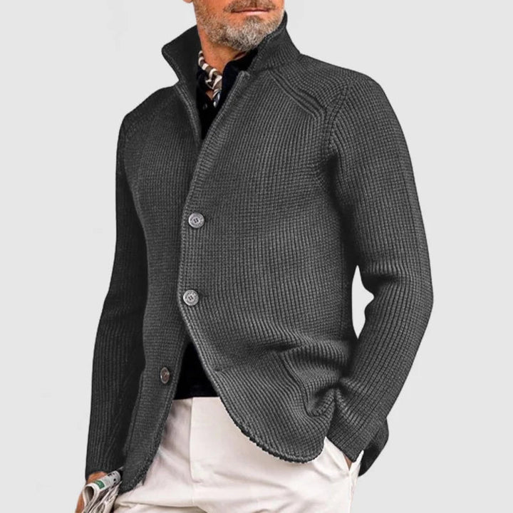 Close-up van het verfijnde gebreide patroon van een heren cardigan. Zachte textuur.