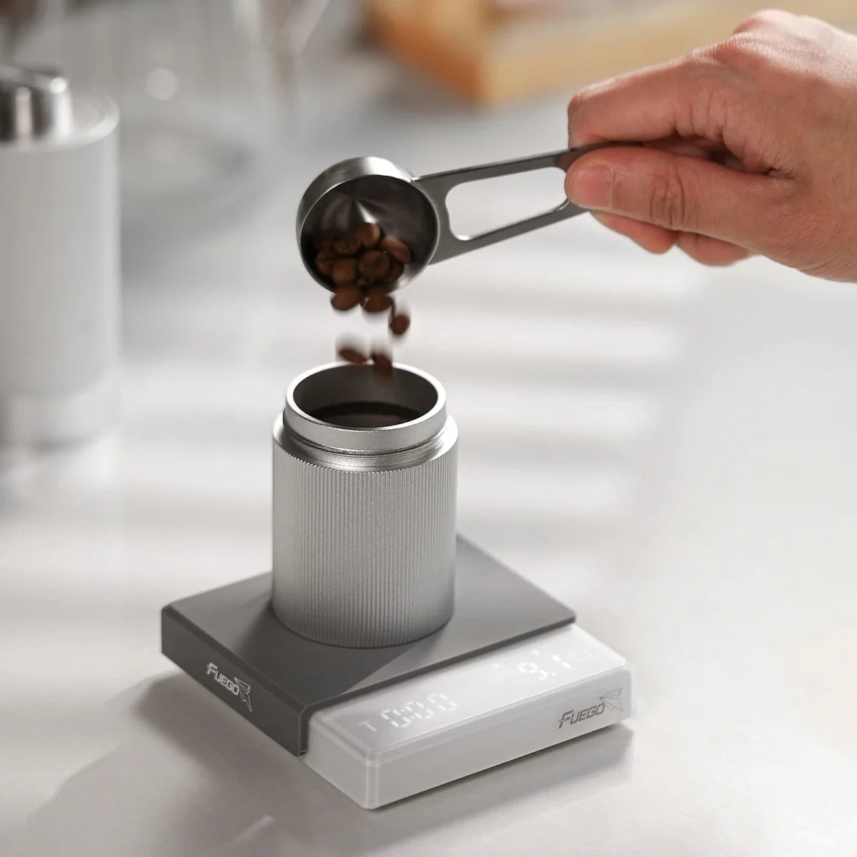 Compacte digitale koffie weegschaal, slank ontwerp, hoge precisie tot 0,1g, ideaal voor barista's en koffie liefhebbers.