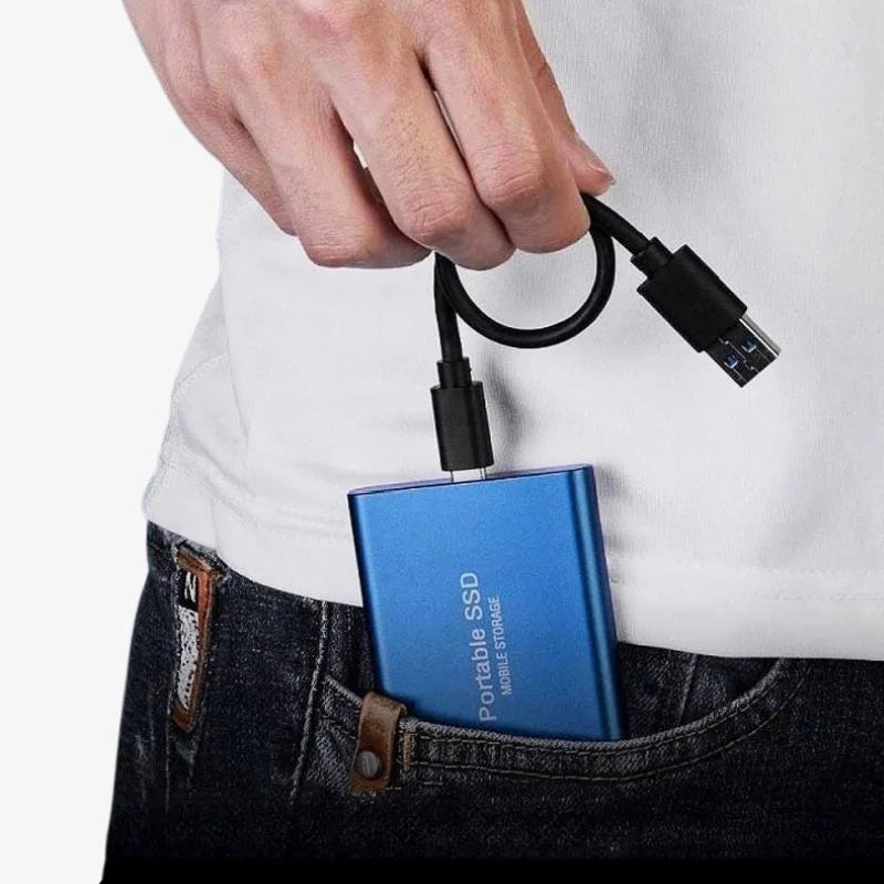 "Compacte UltraDrive externe SSD met 16TB opslag, zilveren behuizing, USB-C compatibel, draagbaar en schokbestendig."