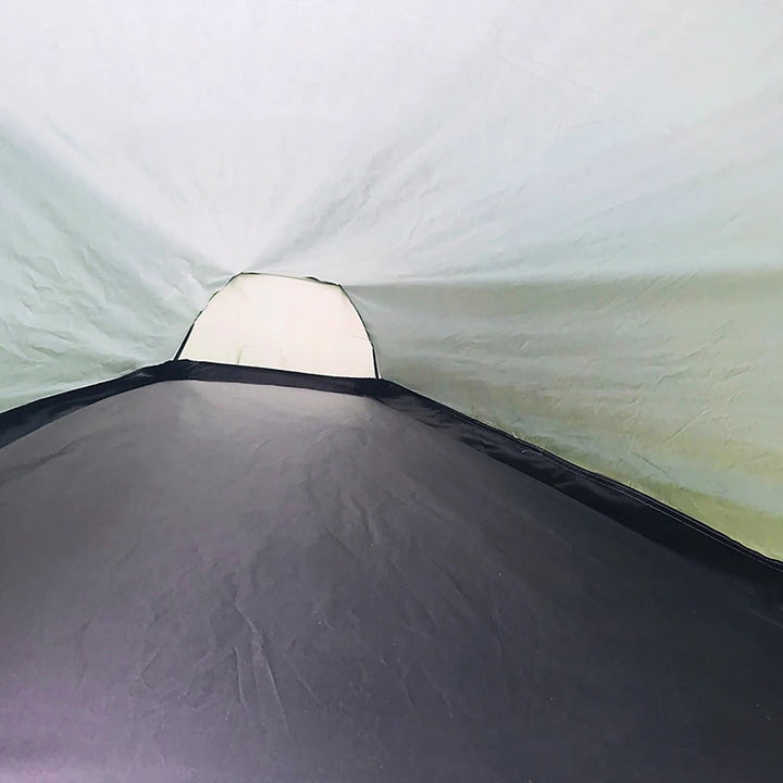 Opgevouwen compacte mvb26 tent, ultralicht en waterdicht, perfect voor trekking en outdoor avonturen.