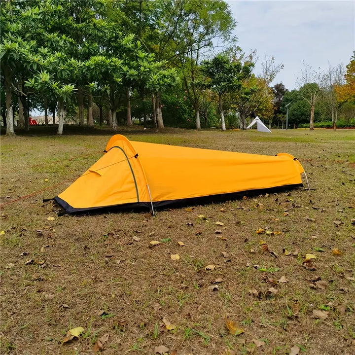 Oranje ultralichte 1-persoons tent, waterdicht en compact voor solo outdoor en lichtgewicht kamperen.