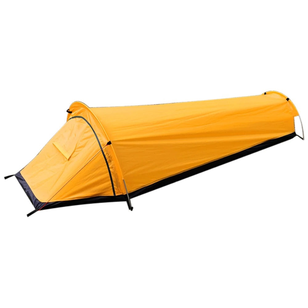 Solo kampeerder stapt in waterdichte 1-persoons tent mvb26, ultralicht en compact voor trekking.