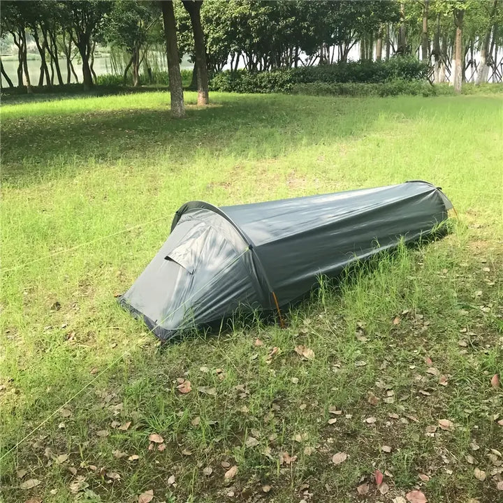 Verlichte groene 1-persoons mvb26 tent 's nachts, waterdicht en ultralicht voor kamperen in de natuur.