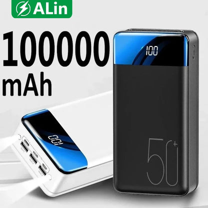 "Compacte, zwarte powerbank met 50000 mAh capaciteit, meerdere USB-poorten en LED-indicatoren, ideale draagbare oplader."