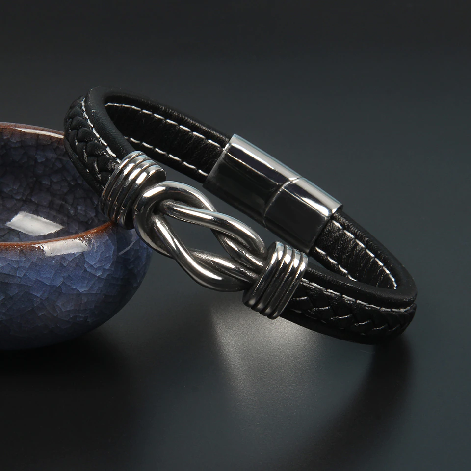 Unisex leren knoop armband met infinity symbool in stijlvol zwart. Robuust sieraad voor dagelijks gebruik.
