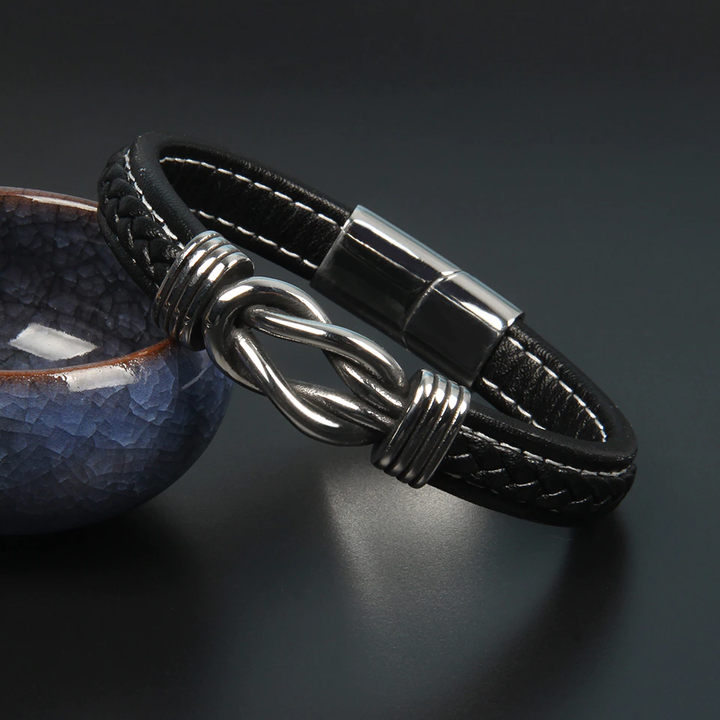 Unisex leren knoop armband met infinity symbool in stijlvol zwart. Robuust sieraad voor dagelijks gebruik.