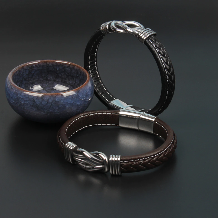 Robuuste unisex infinity armband van hoogwaardig leer. De stijlvolle knoopdetails maken dit sieraad uniek.