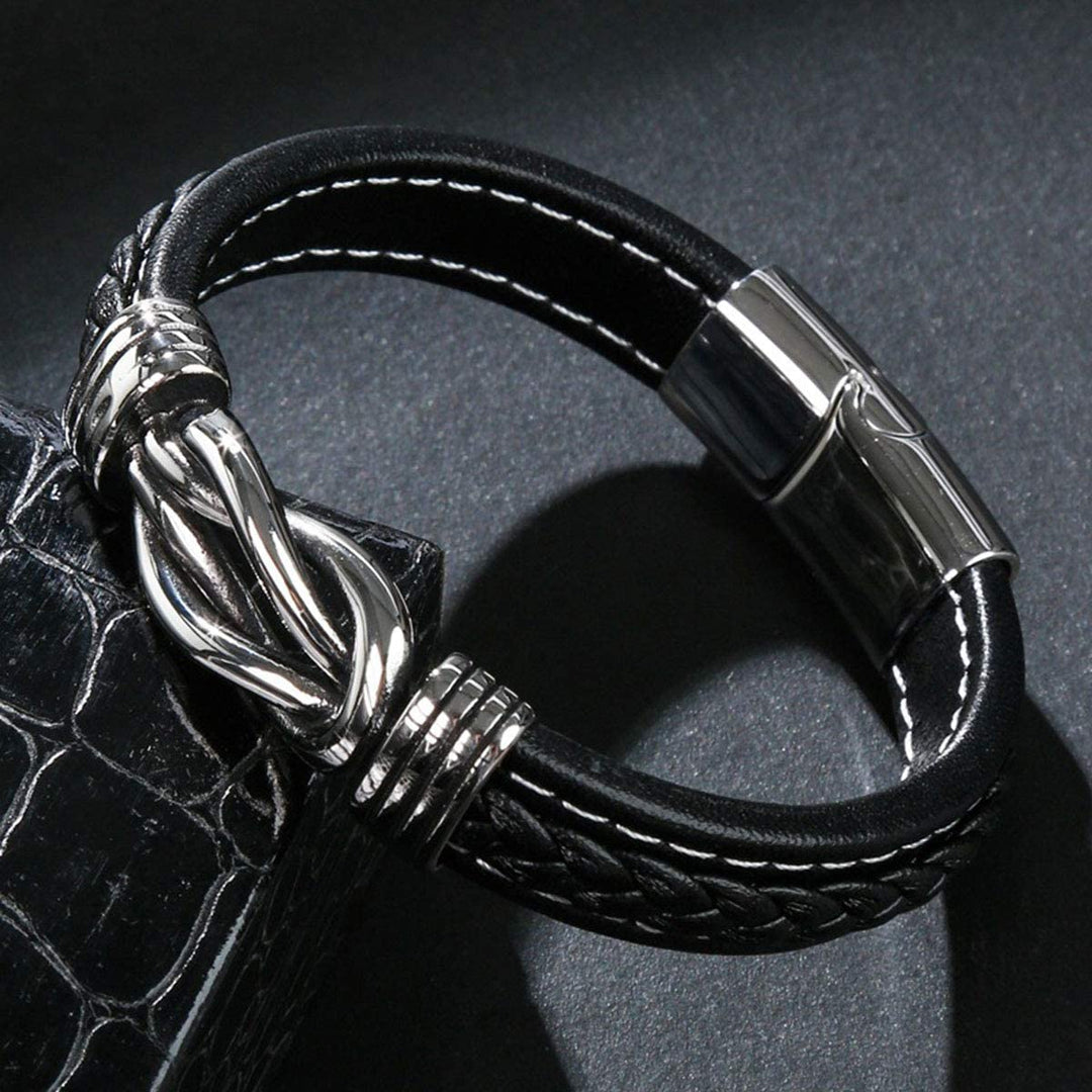 Lederen infinity knoop armband voor hem en haar. Tijdloos sieraad in zwart leer, symboliseert oneindigheid.