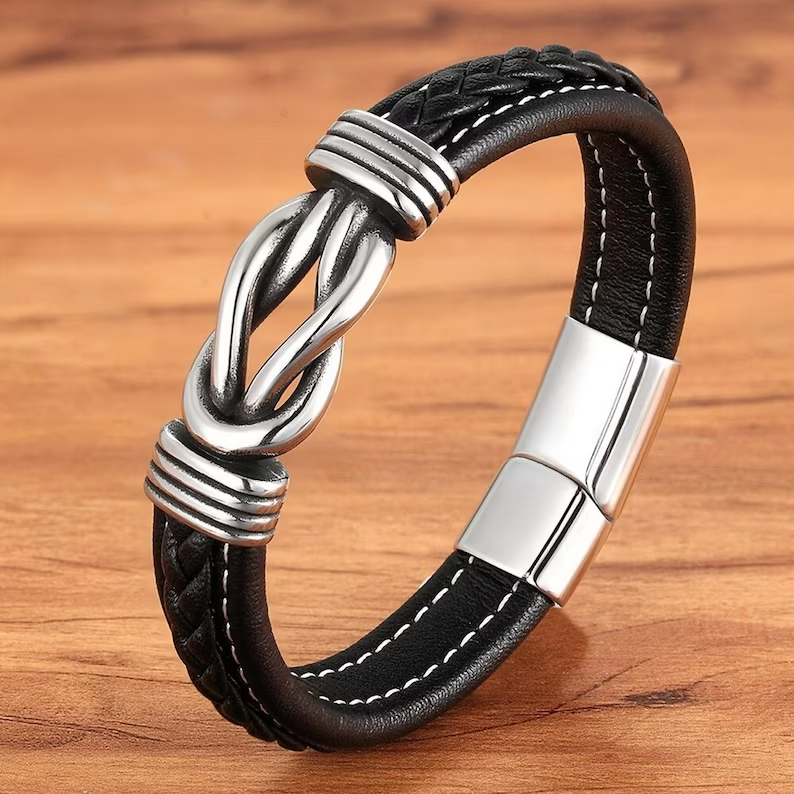 Bruine lederen infinity knoop armband, perfect voor een natuurlijke, trendy unisex look. Dagelijks te dragen.