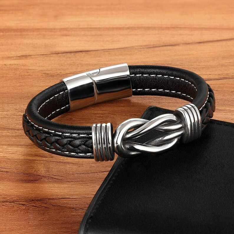 Handgemaakte lederen knoop armband met infinity design. Verkrijgbaar in zwart en bruin, voor unisex mode.