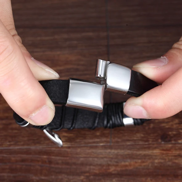 Close-up van de leren knoop en het infinity symbool op de unisex armband. Hoogwaardige afwerking.