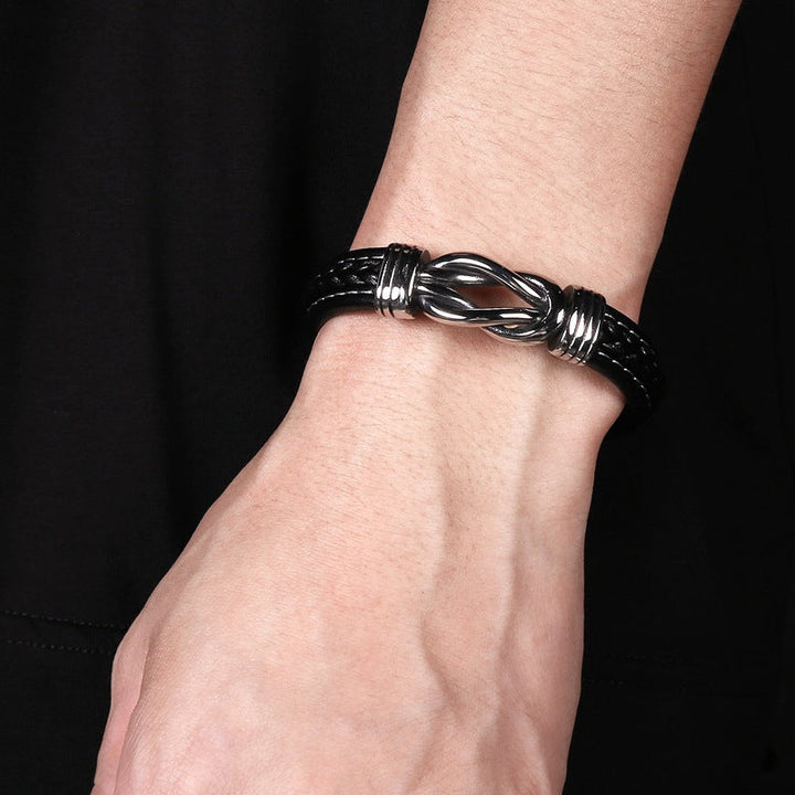 Collectie van zwarte en bruine unisex leren infinity knoop armbanden. Stijlvolle sieraden voor modebewusten.