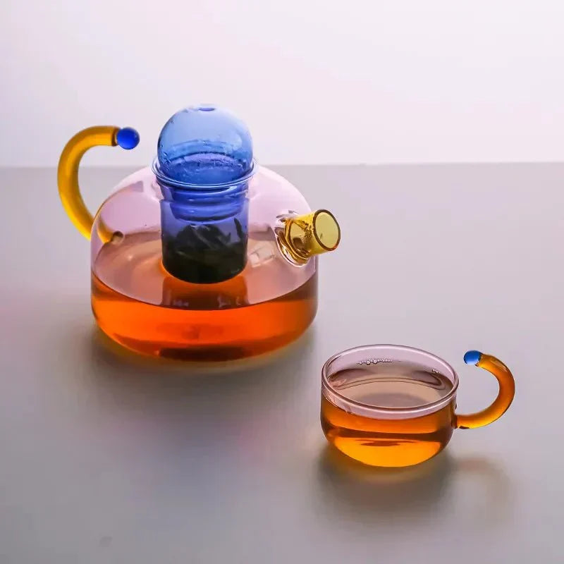 Elegante glazen theeset met waterketel & mokken in contrasterend roze/blauw/grijs, perfect voor dranken.