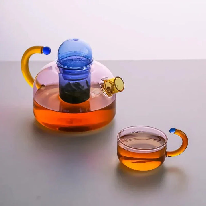 Elegante glazen theeset met waterketel & mokken in contrasterend roze/blauw/grijs, perfect voor dranken.