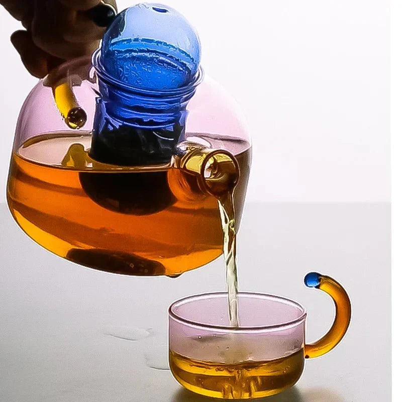Stijlvolle borosilicaat glazen theepot/waterketel met contrasterende kleuren, ideaal voor theebrouwen.