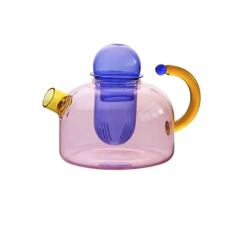 Glazen theepot met heet water & mokken met thee, sfeervol gepresenteerd. Ideaal voor warme dranken.