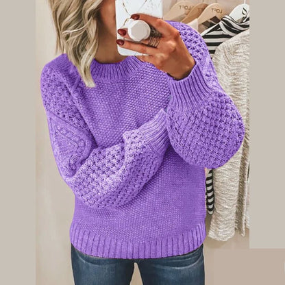 "Cora Trui: Blauwe wollen damestrui, zacht, duurzaam, vintage stijl, perfect voor casual en formele gelegenheden."