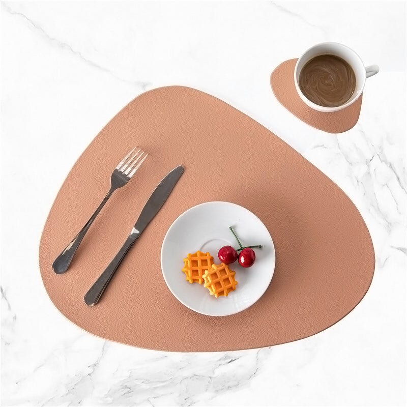 Elegante waterbestendige leren placemat op gedekte eettafel, perfecte tafeldecoratie en bescherming voor uw diner.