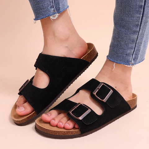 Zijkant van dames sandalen met kurkvoetbed, toont de robuuste constructie en comfortabele demping.