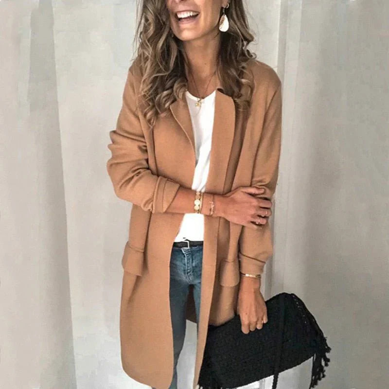 "Cory blazer dames, elegante lange blazer met moderne twist, diverse kleuren, stijlvol voor werk en casual gelegenheden."