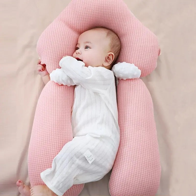 Rustige baby slaapt comfortabel en veilig op ergonomisch anti-reflux slaapkussen voor pasgeborenen.