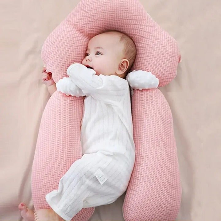 Rustige baby slaapt comfortabel en veilig op ergonomisch anti-reflux slaapkussen voor pasgeborenen.