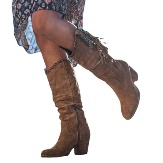 Cowboylaarzen voor dames met puntige neus, dikke hak en opvallende metalen gesp in bruin, blauw, rood of paars.
