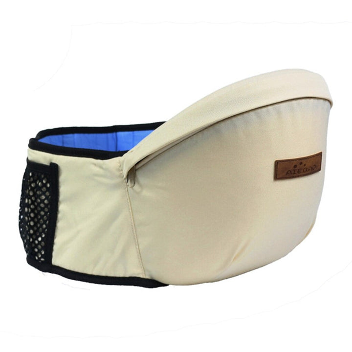 Ouder lachend met baby in comfortabele heupdrager, illustreert ouderschap zonder rugpijn.