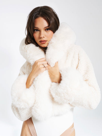 "Cropped faux fur jas voor dames, modieuze kort model, luxe uitstraling, zacht en warm, geschikt voor winterse dagen."
