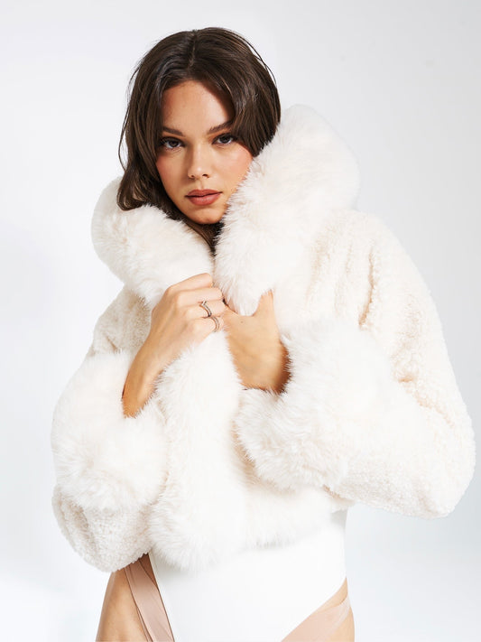 "Cropped faux fur jas voor dames, modieuze kort model, luxe uitstraling, zacht en warm, geschikt voor winterse dagen."